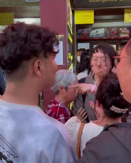 两女子插队邻居爆料视频,视频揭露女子插队引发的热议事件  第1张